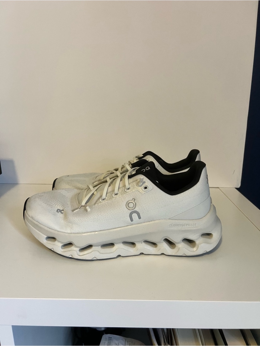 On Running Women’s White and Black Cloud Tilt Sneakers W8.5
